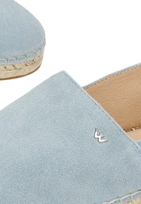 Espadrilla slip-on in pelle scamosciata azzurro chiaro con suola intrecciata in juta e piccolo logo argentato sulla tomaia, fodera interna in pelle color cuoio visibile.