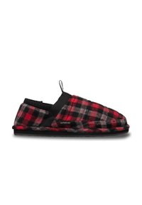 Roter und schwarzer kariertem Slipper mit gepolstertem Stoffoberteil, schwarzem elastischem Saum, Zuglasche oben und schwarzer Gummisohle.