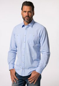 Hellblaue Button-up-Bluse mit zwei Brusttaschen und Druckknopfverschluß. Hergestellt aus einem strukturierten Stoff, mit langen Ärmeln und Kragen.