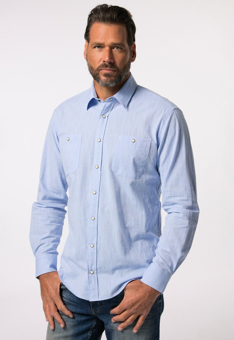 Hellblaue Button-up-Bluse mit zwei Brusttaschen und Druckknopfverschluß. Hergestellt aus einem strukturierten Stoff, mit langen Ärmeln und Kragen.