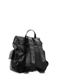 Zaino in pelle nera con finitura testurizzata, manico superiore e spallacci regolabili. Presenta una chiusura con zip e tasche laterali.