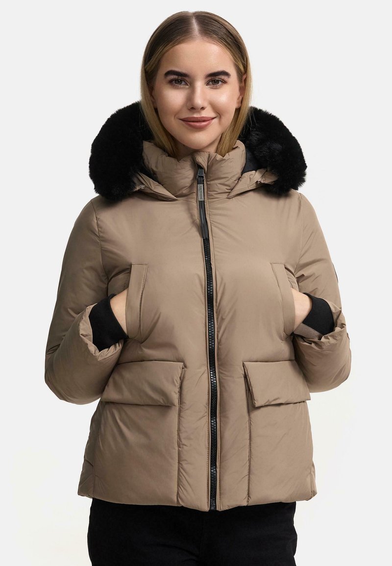 Beige pufferjack met een zwarte nepbontkap, voorrits en twee zijzakken. Heeft een gestructureerde afwerking en aansluitende manchetten.