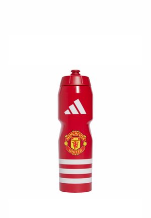Borraccia sportiva rossa con logo Adidas, stemma del Manchester United e tre strisce orizzontali bianche alla base.