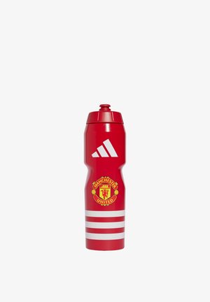 Bouteille d'eau de sport rouge avec le logo Adidas, le blason de Manchester United et trois bandes blanches horizontales à la base.