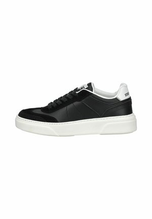Zapatillas en blanco y negro que presentan un upper de cuero y ante, acentos texturizados, cordones planos y una robusta suela blanca.