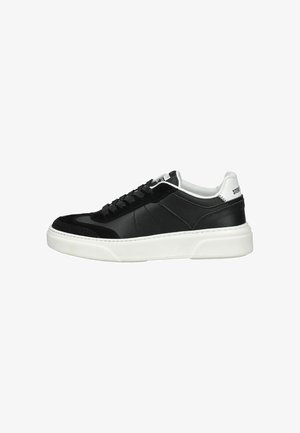 Baskets noir et blanc avec une tige en cuir et en daim, des accents texturés, des lacets plats et une semelle blanche épaisse.