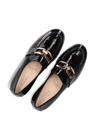 Zwarte lakleren loafers met een glanzende afwerking, voorzien van een gouden gespaccent en een soepele binnenvoering.