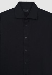 Camicia nera con bottoni realizzata in tessuto testurizzato, caratterizzata da un colletto classico, vestibilità regolare e sei bottoni frontali per la chiusura.