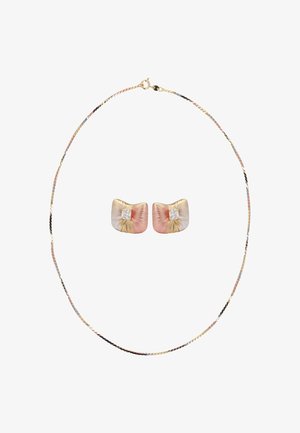 Tricolor gold twisted chain necklace paired with square-cut diamond stud earrings set in matching tricolor gold frames.