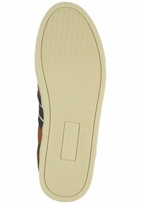 Gummisohle in Creme mit Fischgrätmuster, ausgestattet mit einem rechteckigen Logo-Patch, das in der Mitte mit "Pantofola d'Oro" geprägt ist.