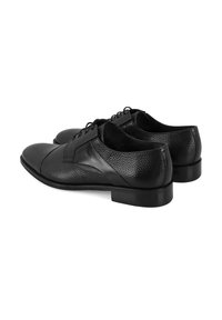 Zwarte leren schoenen met een gestructureerd zijpaneel. Beschikken over een gladde neus, vetersluiting en een lage, stevige hak.