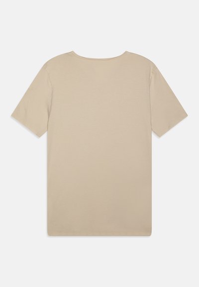 Beige kortermet t-skjorte med rund hals og rett snitt. Laget av mykt, glatt stoff uten synlige mønstre eller logoer.