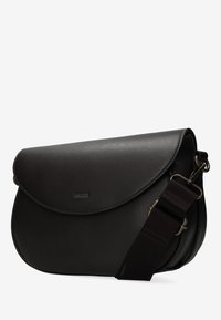 Borsa a tracolla in pelle nera con pattina curva e ampia tracolla regolabile in tessuto, caratterizzata da un sottile logo del marchio embosso sulla pattina anteriore.
