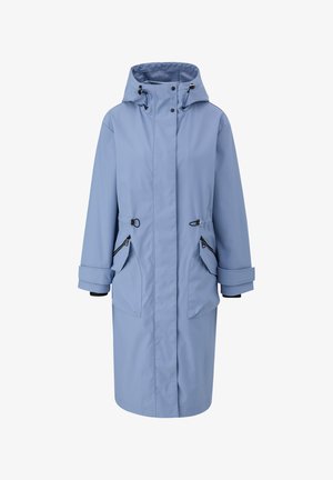 Manteau imperméable bleu clair avec capuche, deux poches avant, détails à cordon de serrage et accents noirs aux zips et aux poignets. Design long et droit.