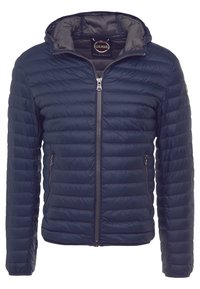 Mörkblå vadderad jacka med dragkedja framtill, hög krage och två sidofickor. Har en slät yta och en logotyp på vänster ärm.