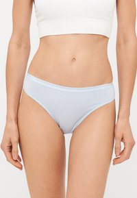 Jasnoniebieskie bawełniane majtki bikini z miękkim pasem. Charakteryzują się minimalną ilością szwów i gładką fakturą dla maksymalnego komfortu. Brak wzorów lub akcentów.