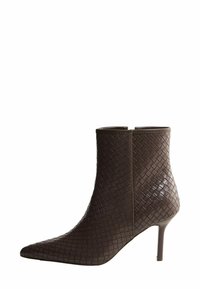 Botine din piele împletită de culoare maro, cu vârf ascuțit și toc stiletto de 7,5 cm. Prezintă un design elegant și minimalist, cu o suprafață texturată.