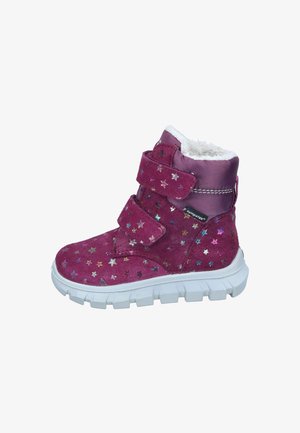 Lila Winterstiefel für Kinder mit weißem Fellfutter, Sternenmuster, zwei Klettverschlüssen und dicker weißer Gummisohle.