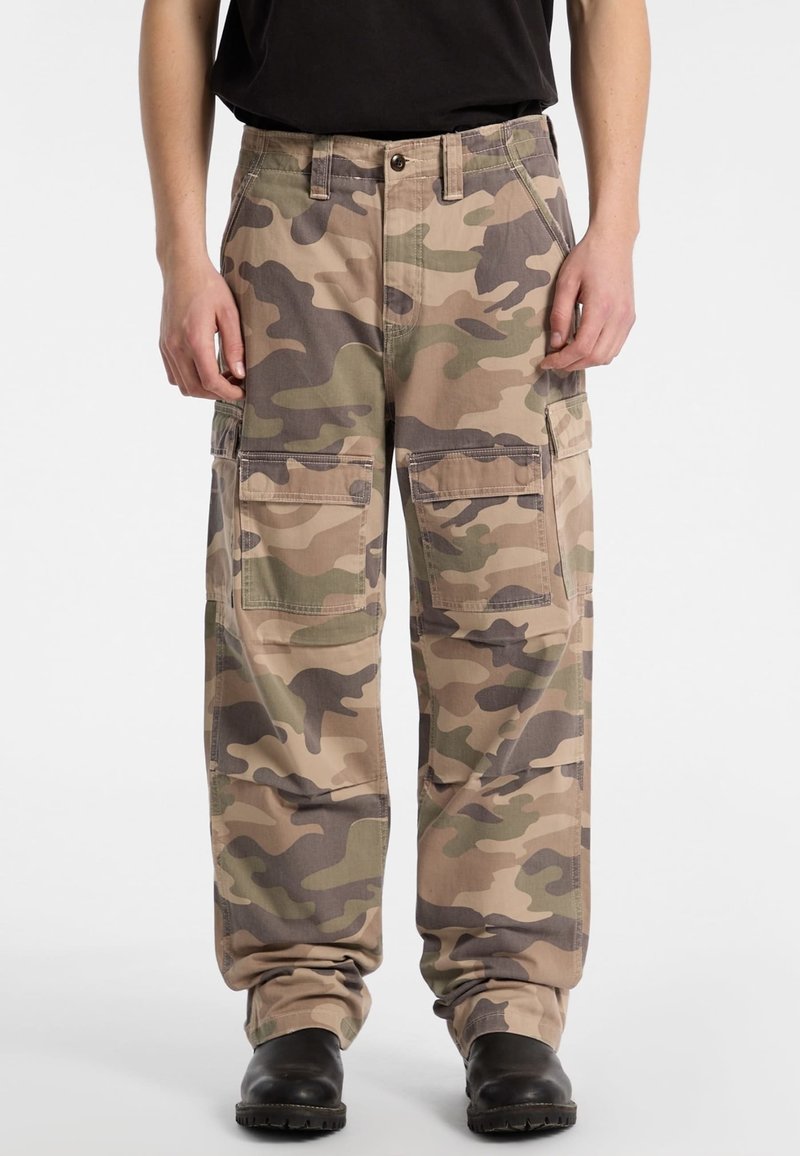 Cargo pants in beige en groene camouflagepatroon, met meerdere zijzakken, een ontspannen pasvorm en een stevige stoftextuur.