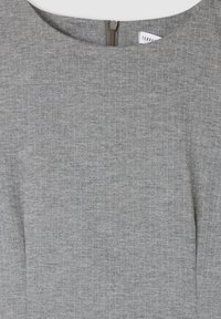 Abito grigio realizzato in tessuto strutturato, caratterizzato da un colletto rotondo e una chiusura con zip sul retro. Design semplice e privo di decorazioni.