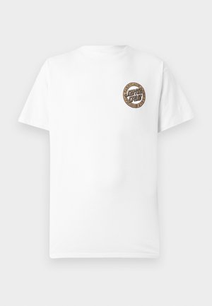 Biała koszulka z krótkim rękawem z małym, okrągłym brązowo-czarnym logo "Santa Cruz" na lewej stronie klatki piersiowej.