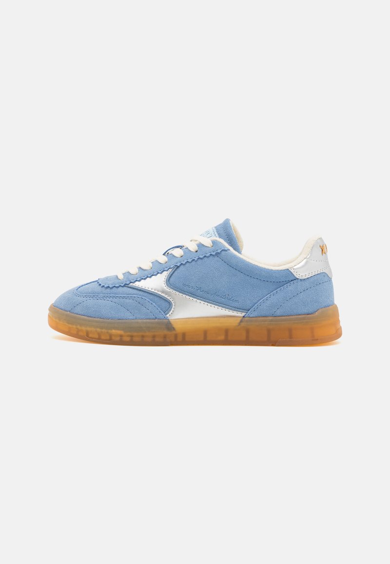 Blaue Wildledersneaker mit silbernen Akzenten, strukturiertem Design, runder Zehenpartie, Schnürverschluss und durchsichtiger, bernsteinfarbener Gummisohle.