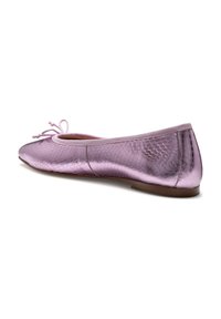Ballet flat in un elegante viola metallico con un motivo a pelle di serpente testurizzata. Presenta una punta arrotondata e un fiocco decorativo sul davanti.