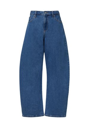 Hellblaue Jeans mit weitem Bein und hoher Taille, ausgestattet mit einem Metallknopfverschluss, Gürtelschlaufen und seitlichen Taschen. Glatte Textur, ohne Muster.