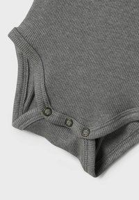 Body de bébé gris côtelé avec des pressions à l'entrejambe. Texture douce, bords arrondis et coupe ajustée.