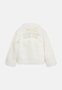 Giacca in ecopelle bianca con una texture morbida e un design corto. Presenta un logo "GUESS" in beige chiaro sul retro.