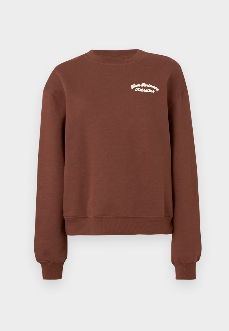 Brauner Pullover aus einem weichen Baumwollmischgewebe, mit Rundhalsausschnitt, langen Ärmeln und einem weißen, gestickten Textdetail auf der Brust.