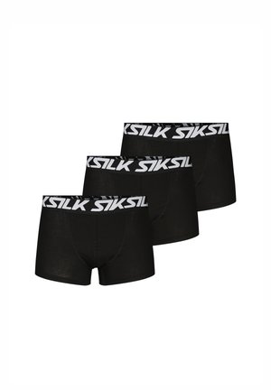 Drei schwarze Herren-Boxershorts mit breiten schwarzen Bundbändern, die weiße "SIKSILK"-Markenaufdrucke zeigen, nebeneinander auf weißem Hintergrund angeordnet.