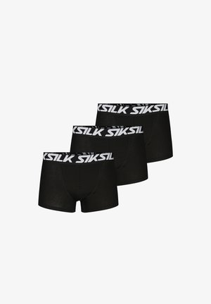 Drei schwarze Herren-Boxershorts mit breiten schwarzen Bundbändern, die weiße "SIKSILK"-Markenaufdrucke zeigen, nebeneinander auf weißem Hintergrund angeordnet.