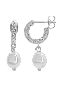Zilveren hoepel oorbellen met gedraaide details, met een gladde, onregelmatige witte parel die onder elke hoepel hangt.