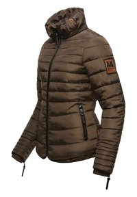 Veste matelassée marron avec col montant, fermeture éclair et poignets côtelés. Présente un patch logo sur le bras gauche et un motif matelassé horizontal.