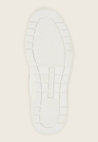 Suola di sneaker bianca con un pattern di grip testurizzato. Presenta un logo in rilievo e un'indicazione della taglia. Bordo liscio con una leggera curvatura nella punta.