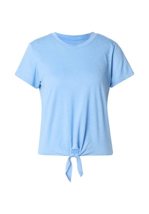 Lyseblå T-skjorte med korte ermer, rund hals og knute foran i livet, vist mot en hvit bakgrunn.