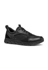 Sneaker neri con una combinazione di pelle liscia e tessuto testurizzato, dotati di una soletta imbottita e un tallone rinforzato per supporto.