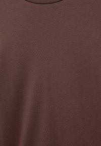 Braunes Crewneck-T-Shirt aus weichem, glattem Stoff mit einem schlichten Design und ohne sichtbare Muster oder Akzente.