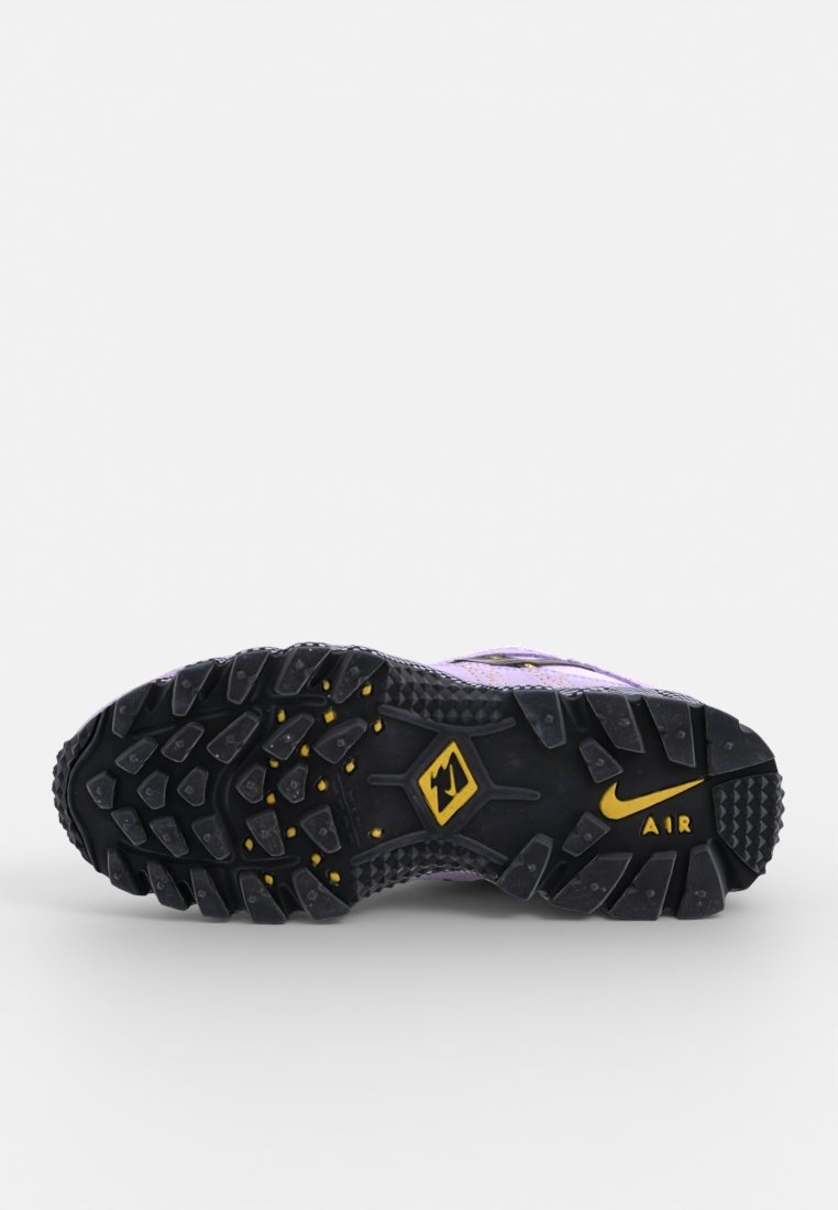 Semelle en caoutchouc noir avec un profil texturé, dessus synthétique noir et violet et accents jaunes, incluant le logo "Nike AIR".