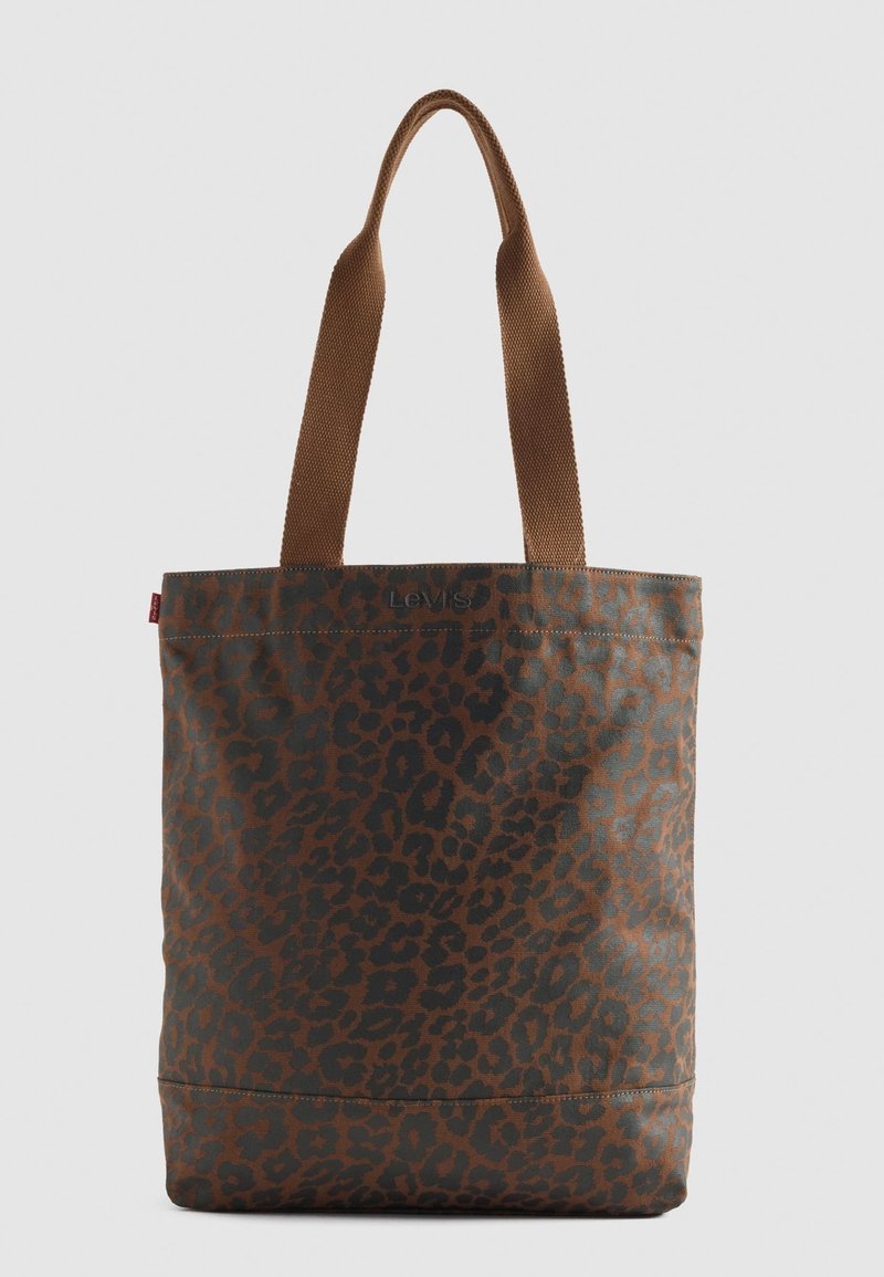 Sac fourre-tout imprimé léopard marron et noir avec de larges poignées marron et le logo Levi's près du centre supérieur.
