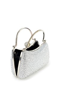Silberne Handtasche, die mit kleinen Strasssteinen bedeckt ist, mit einem schwarzen Innenraum, glatter Form und zwei dekorativen metallischen Griffen mit Akzenten.