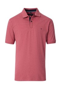 Koszulka polo z krótkim rękawem w heatherowanej czerwonej tkaninie, z kołnierzykiem, dwoma guzikami i małym logo po lewej stronie klatki piersiowej. Miękka tekstura.