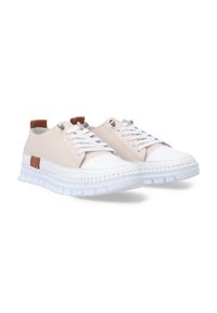 Beige Sneaker mit weißer Zehenkappe, weißen Schnürsenkeln und Gummisohle. Besitzt einen braunen Ledeaccent an der Außenseite und eine strukturiert genähte Sohle.