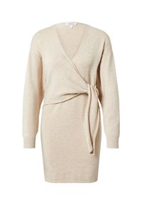 Robe enveloppante en tricot beige avec un décolleté en V, des manches longues et une taille nouée. Présente des poignets et un ourlet côtelés, une texture douce et une coupe décontractée.