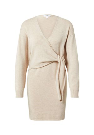 Beige gestricktes Wickelkleid mit V-Ausschnitt, langen Ärmeln und gebundenem Bund. Merkmale sind gerippte Bündchen und Saum, weiche Textur und ein lässiger Schnitt.