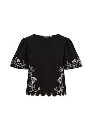 Blusa negra de manga corta con dobladillo con borde ondulado y bordado floral blanco en las mangas y los laterales frontales.