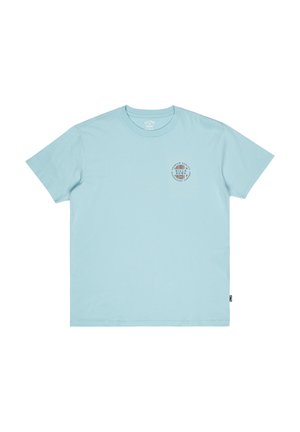 Helles blaues Baumwoll-T-Shirt mit kurzen Ärmeln, rundem Hals und einem kreisförmigen Aufdruck-Logo auf der Brust. Weiche Textur mit lässigem Schnitt.