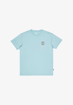 Helles blaues Baumwoll-T-Shirt mit kurzen Ärmeln, rundem Hals und einem kreisförmigen Aufdruck-Logo auf der Brust. Weiche Textur mit lässigem Schnitt.