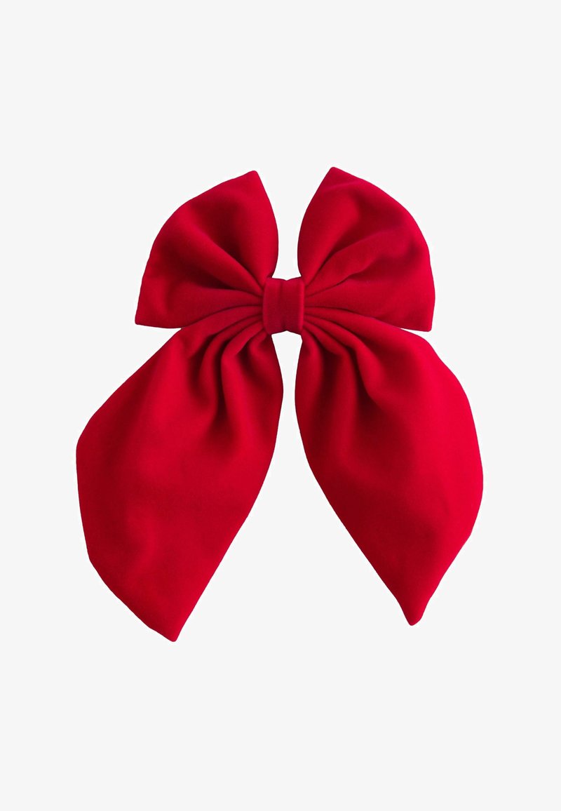Červená látková mašle se širokými ocasy, jemně nařasená uprostřed s hladkým uzlem, zobrazená na bílém pozadí.